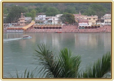Blick auf den Ganges in Rishikesh/Nordindien