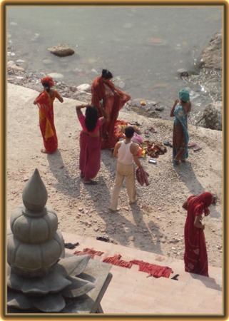 Bad im Ganges an den Gates des Omkarananda-Ashrams in Rishikesh/ Indien
